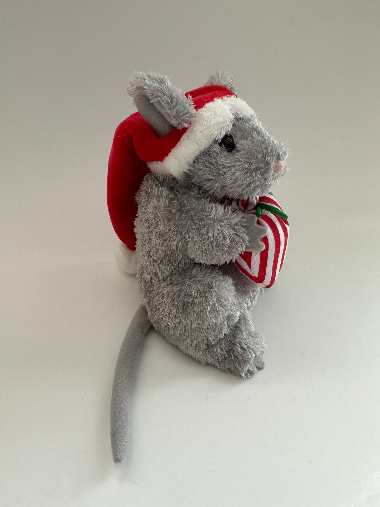 Ty Beanie Baby “Jinglemouse” the Grey Holiday Mouse Holding Present (6 inch)