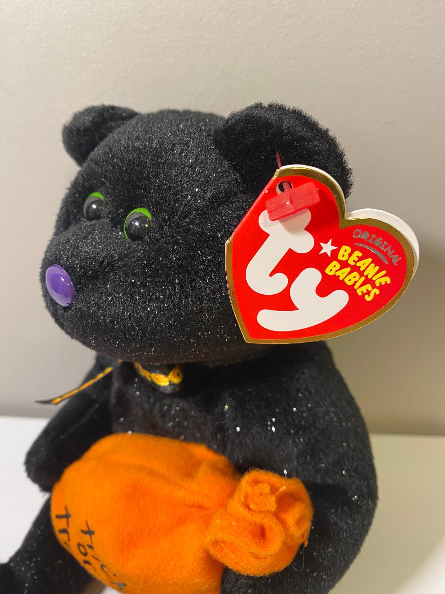 Ty Beanie Baby “Trickster” the Bear Holding Trick or Treat Bag (8 inch)