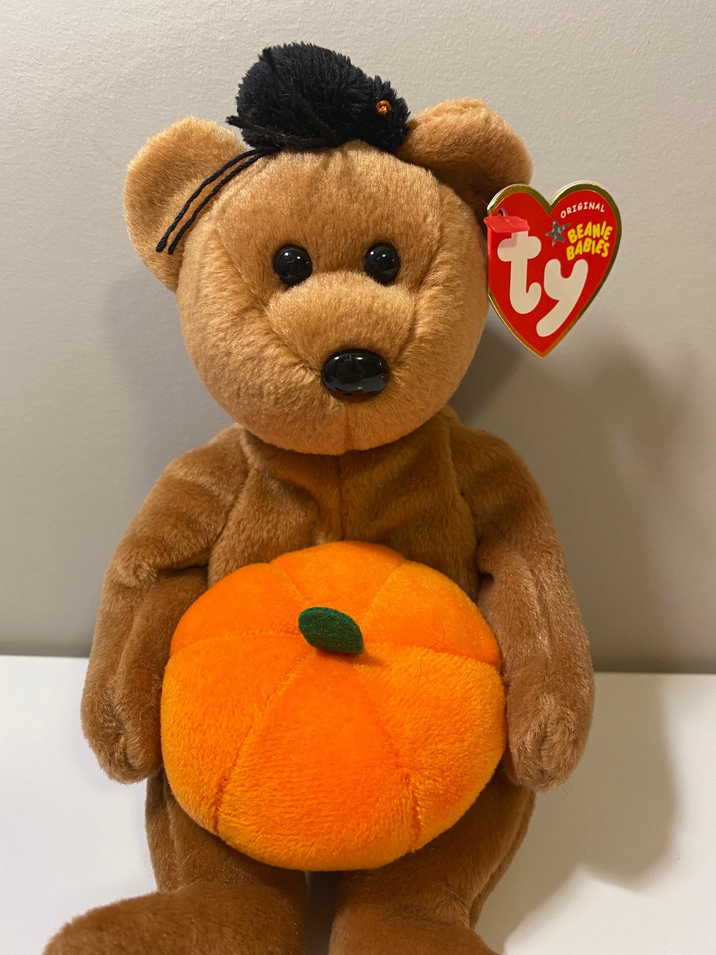 Ty Beanie Baby “Hocus” the Halloween Bear Holding a Pumpkin (9 inch)