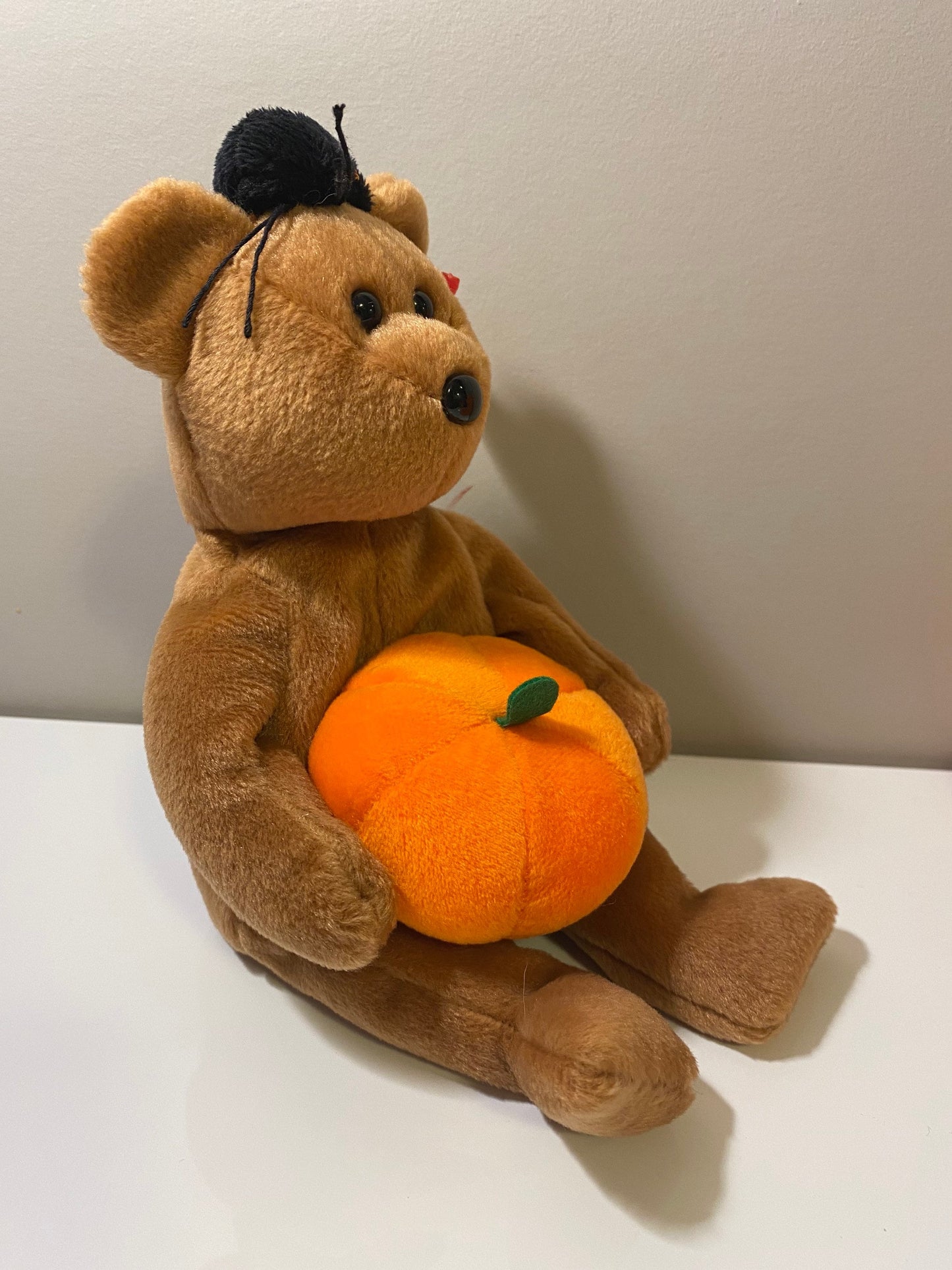 Ty Beanie Baby “Hocus” the Halloween Bear Holding a Pumpkin (9 inch)