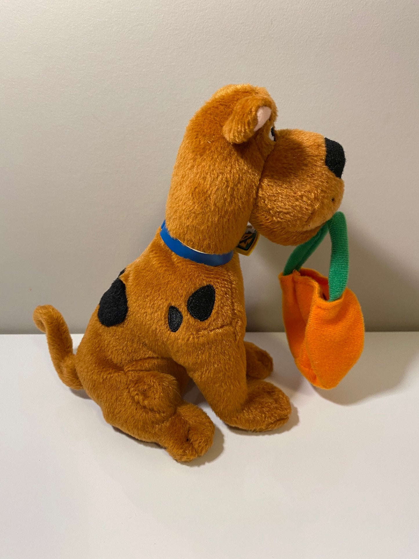 Ty Beanie Baby “Scooby Doo” the Halloween Dog Holding Trick or Treat Bag (7 inch)