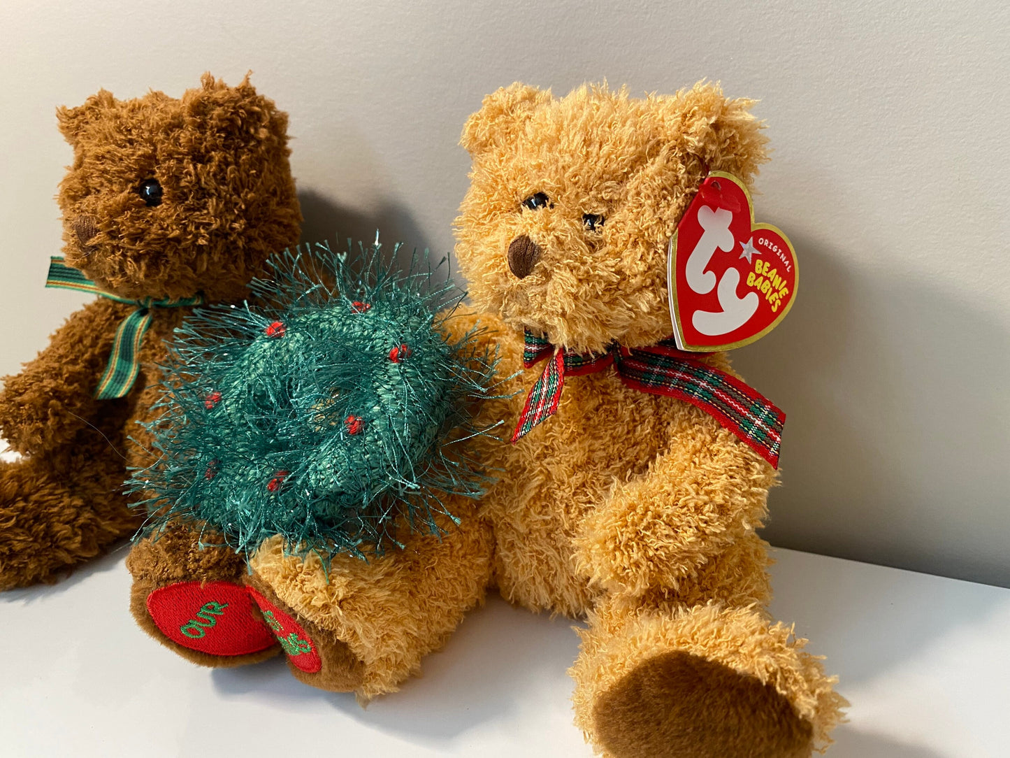 Ty Beanie Baby “Merry Kiss-mas” the Joined Bears Holding Wreath - Our First Christmas on feet