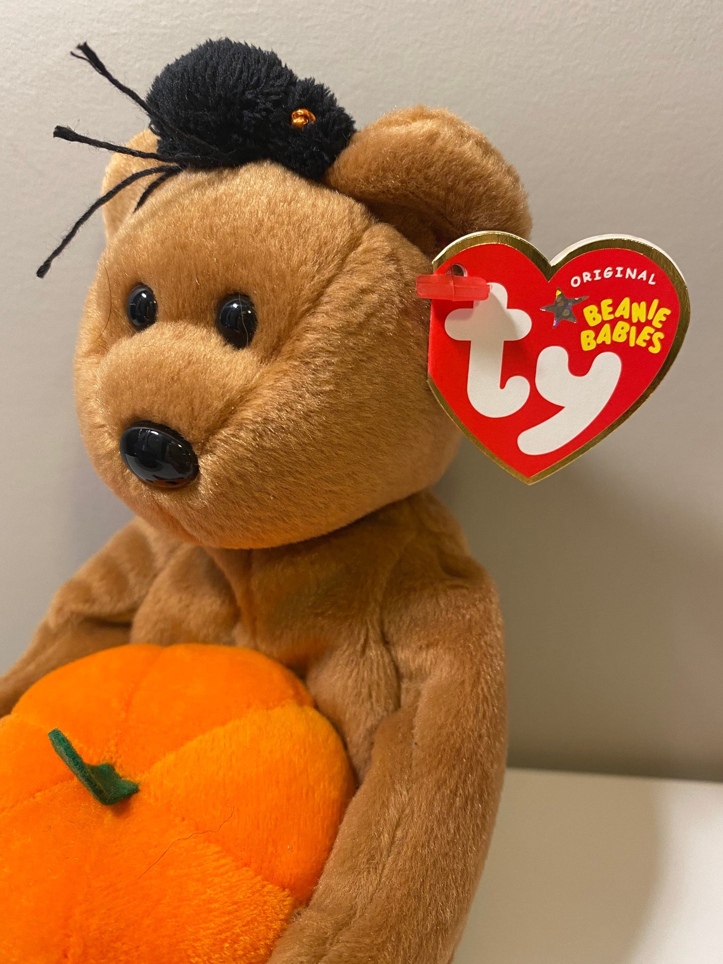 Ty Beanie Baby “Hocus” the Halloween Bear Holding a Pumpkin (9 inch)