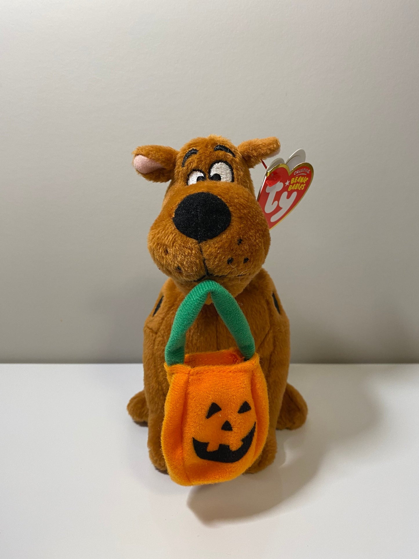 Ty Beanie Baby “Scooby Doo” the Halloween Dog Holding Trick or Treat Bag (7 inch)