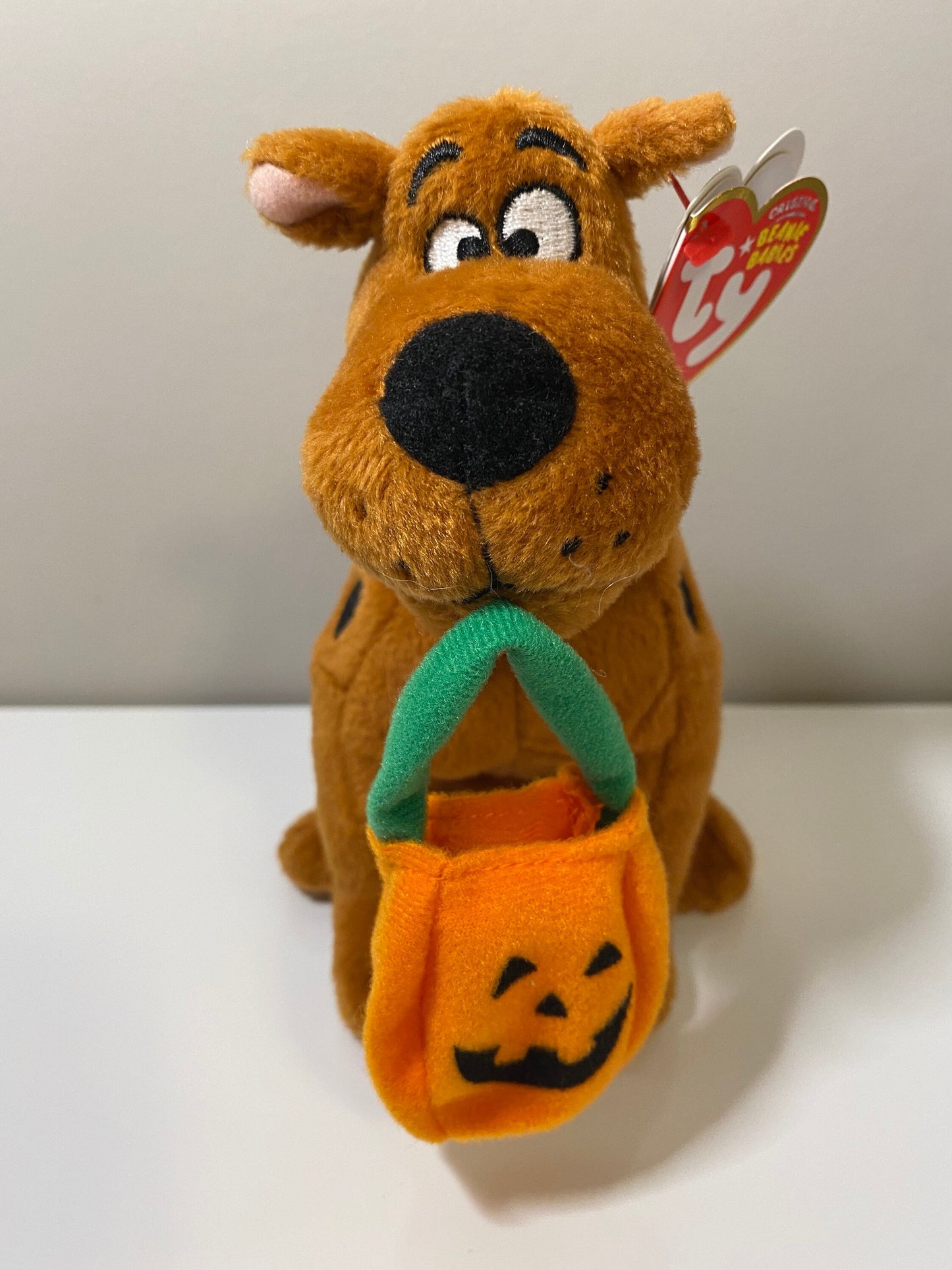 Ty Beanie Baby “Scooby Doo” the Halloween Dog Holding Trick or Treat Bag (7 inch)