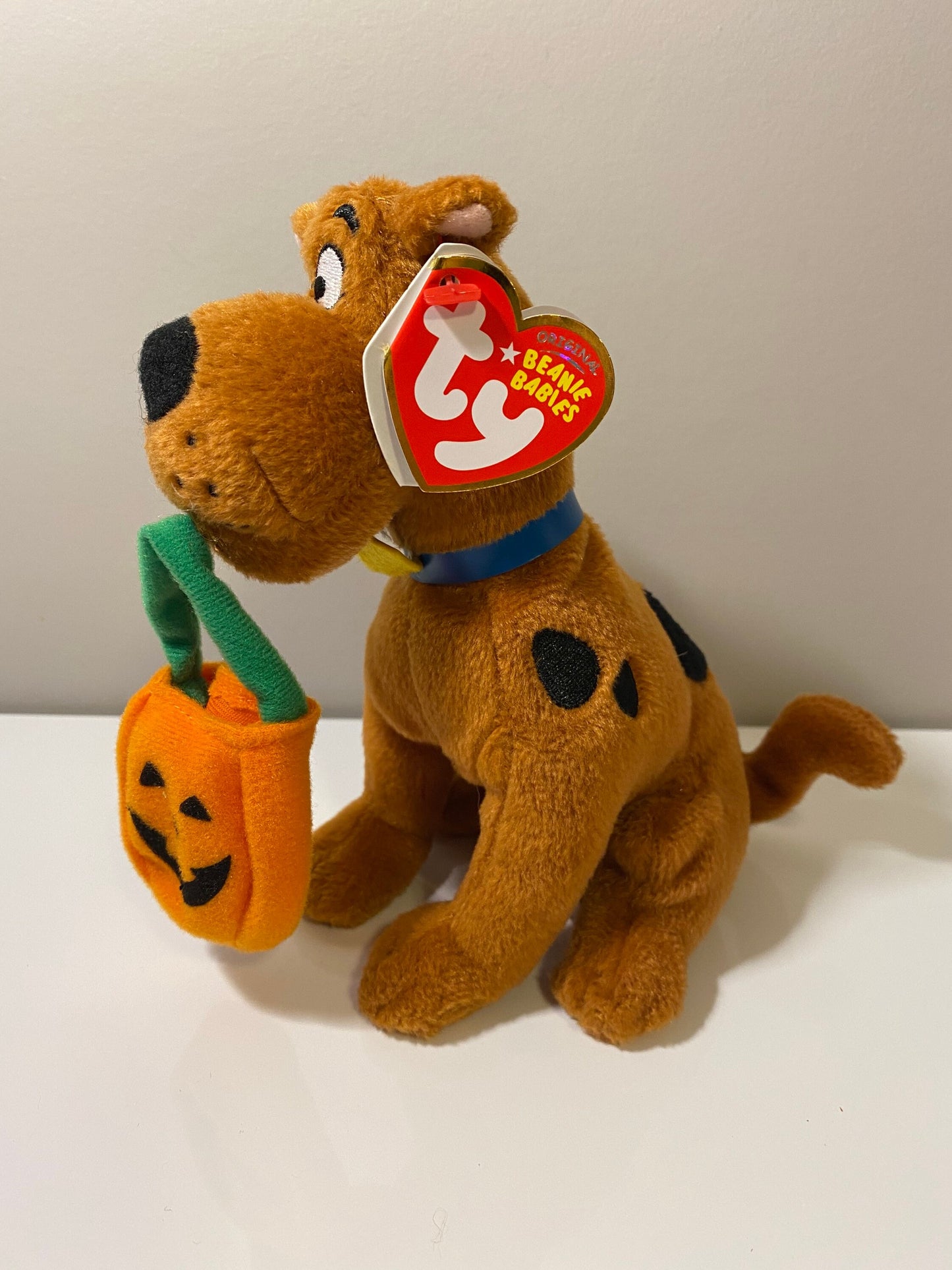 Ty Beanie Baby “Scooby Doo” the Halloween Dog Holding Trick or Treat Bag (7 inch)