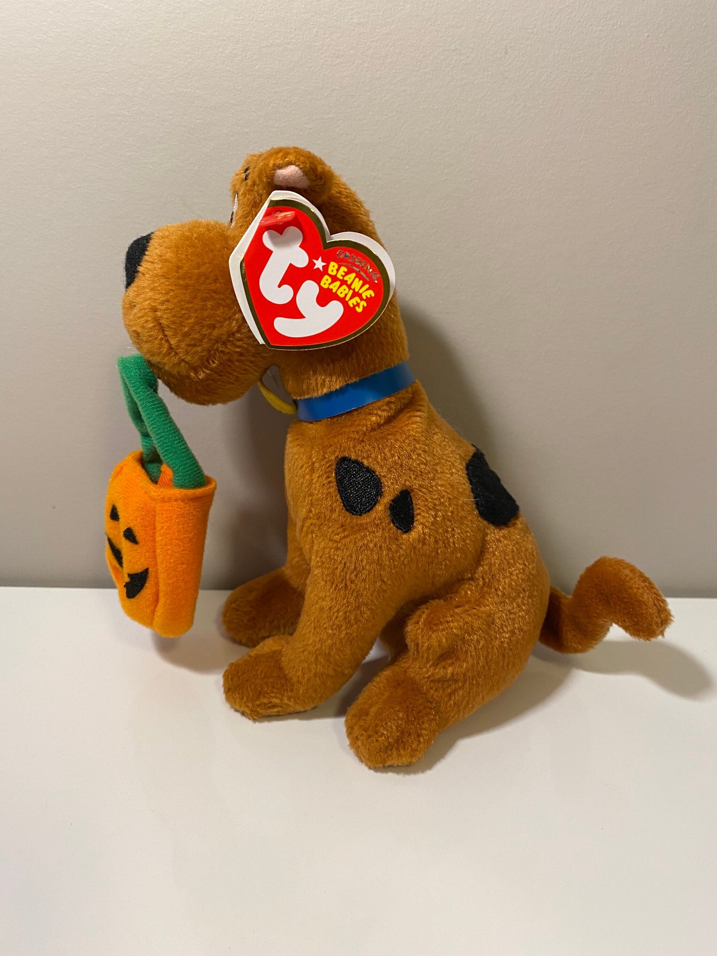 Ty Beanie Baby “Scooby Doo” the Halloween Dog Holding Trick or Treat Bag (7 inch)