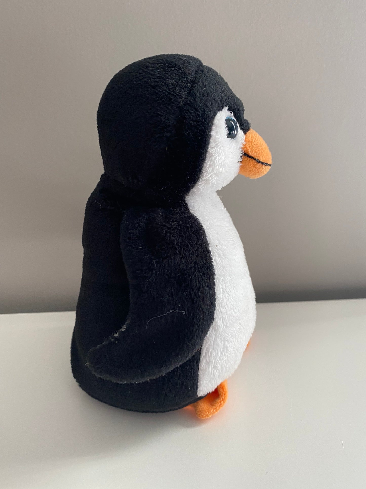 Ty Beanie Baby “Chills” the Penguin  (6 inch)