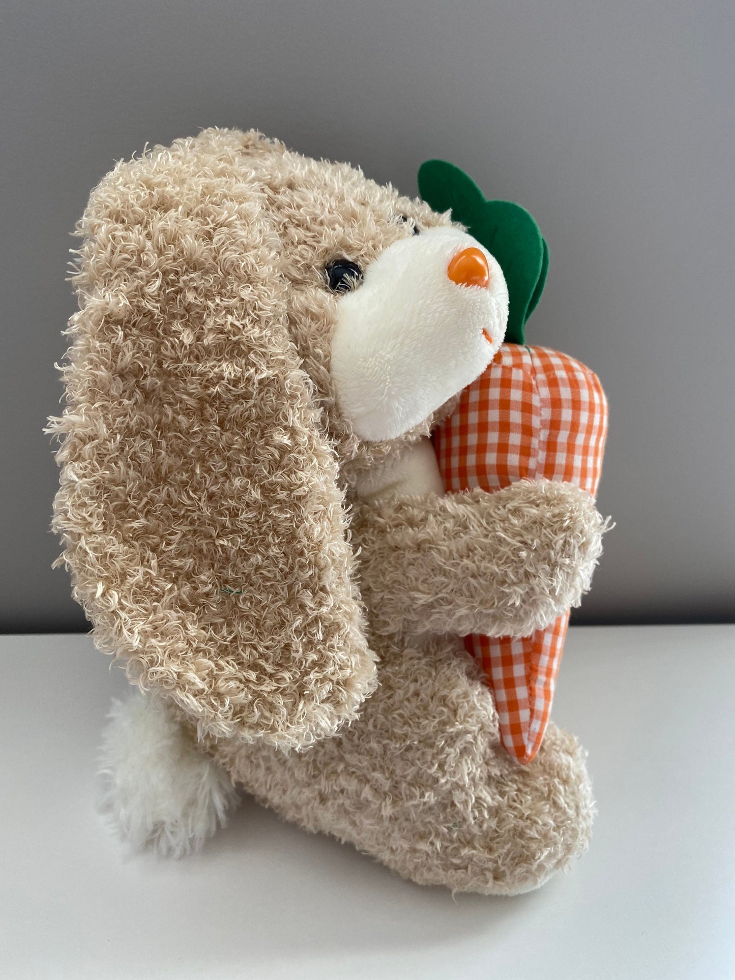 Ty Beanie Buddy “Veggies” the Bunny Rabbit Holding Large Carrot (9 inch)