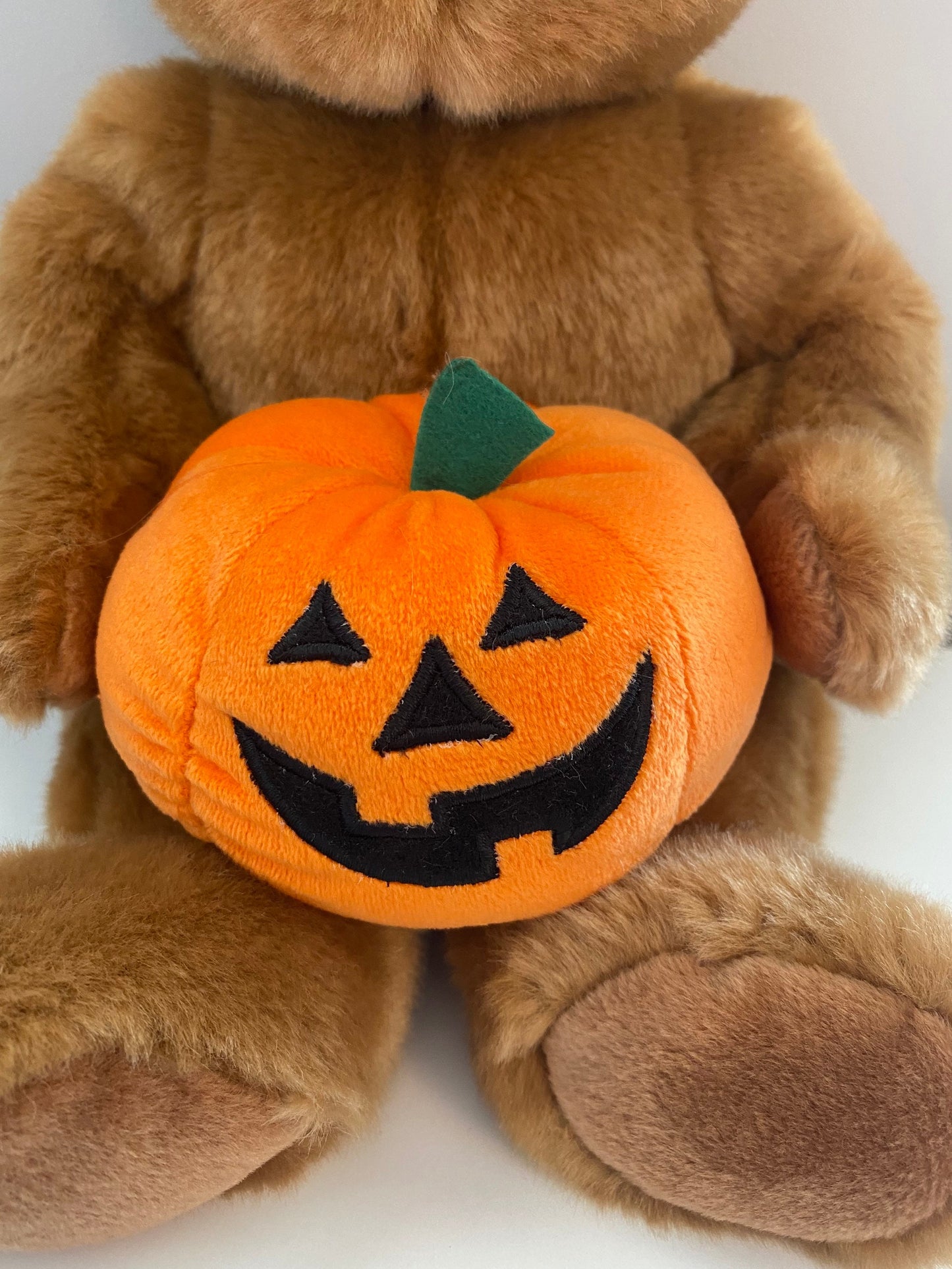 Ty Beanie Buddy “Hocus” the Halloween Bear Holding a Pumpkin (13.5 inch)