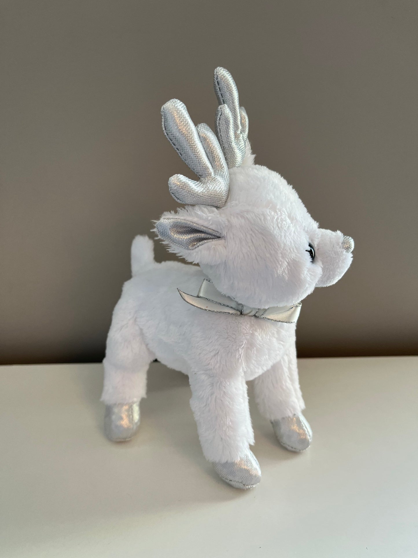 Ty Beanie Baby “Snocap” the White Reindeer with Silver Nose (7.5 inch)