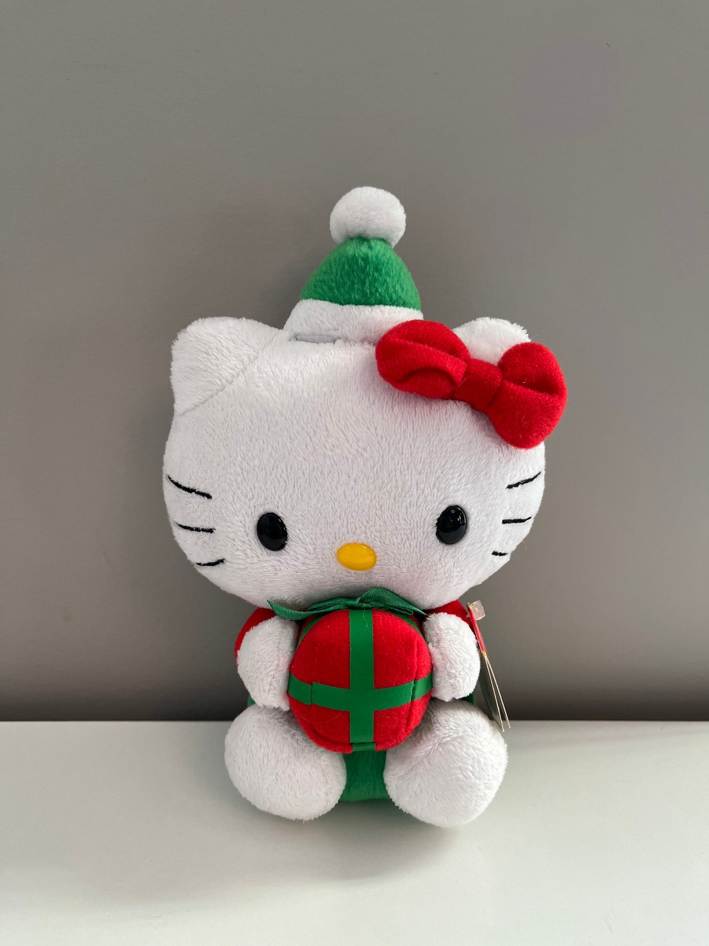 Ty Beanie Baby Vintage “Hello Kitty” with Green Holiday Hat Holding a Present (6 inch