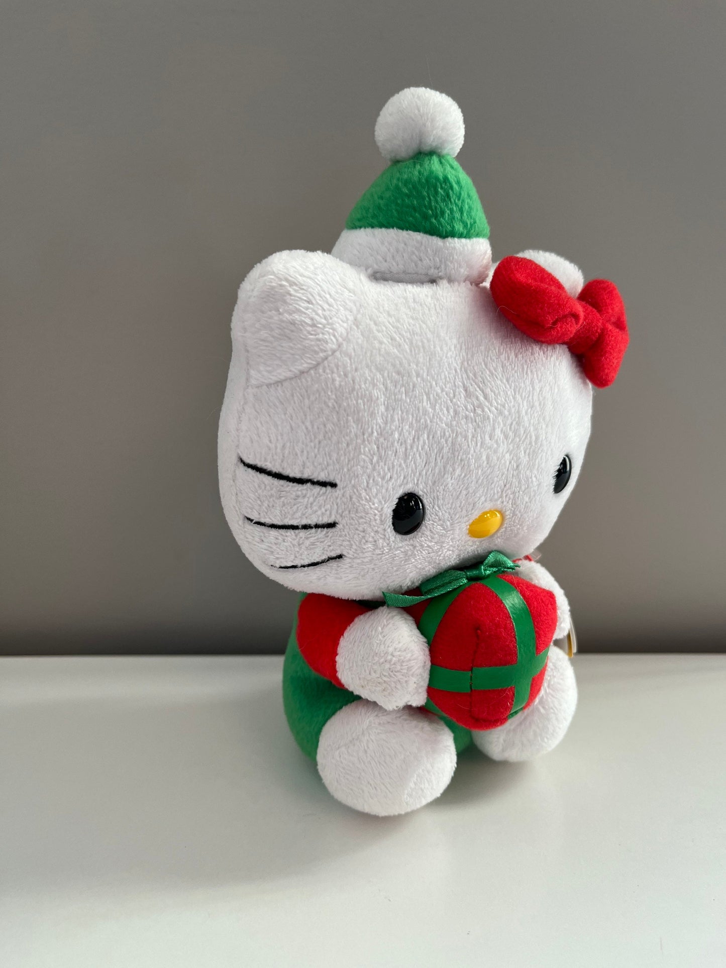 Ty Beanie Baby Vintage “Hello Kitty” with Green Holiday Hat Holding a Present (6 inch