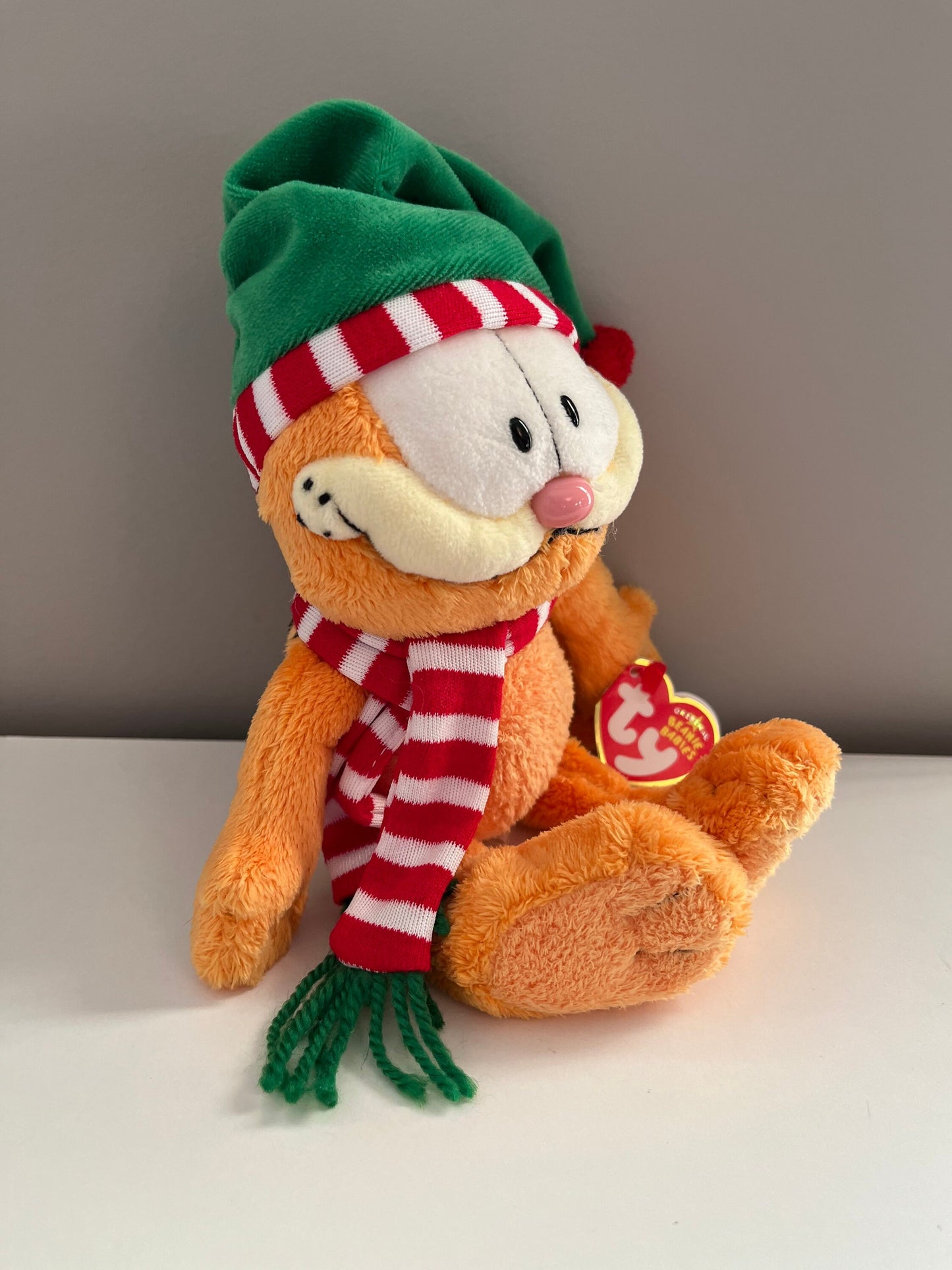 Ty Beanie Baby “Season’s Greetings” the Garfield Cat Wearing Green holiday hat and red scarf (8.5 inch)