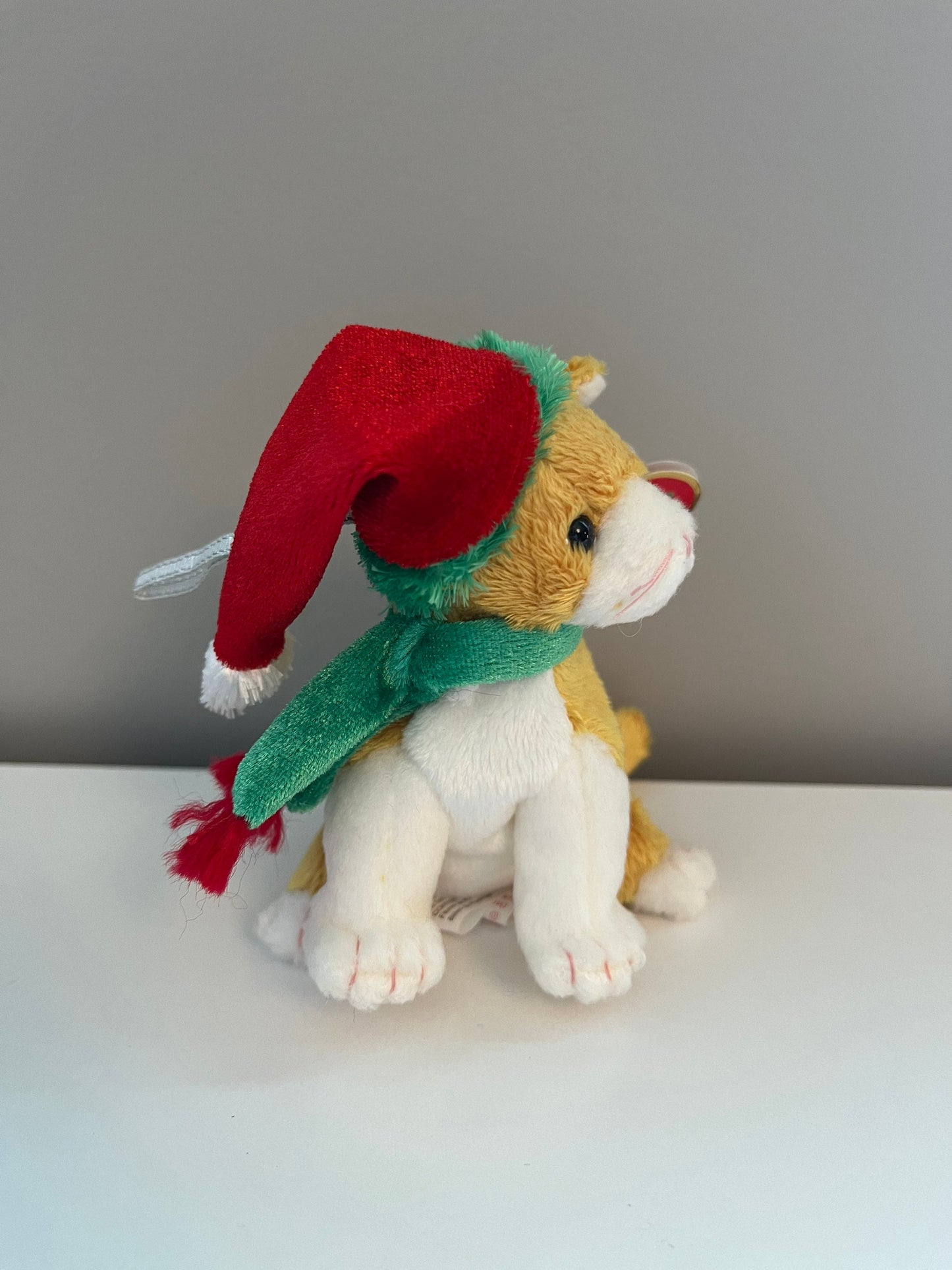 Ty Jingle Beanie “Jangle” the Holiday Cat Wearing Santa Hat (4.5 inch)