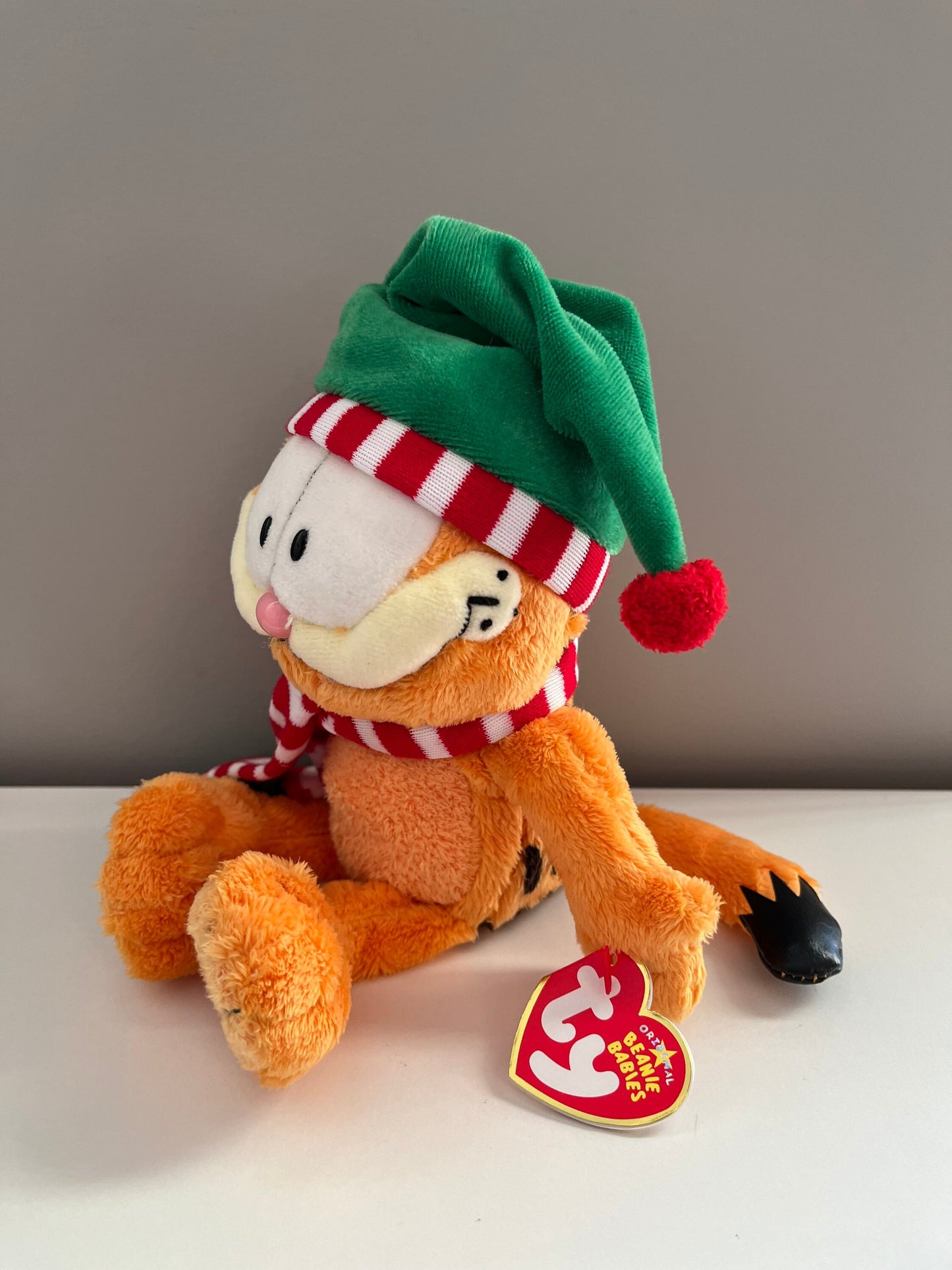 Ty Beanie Baby “Season’s Greetings” the Garfield Cat Wearing Green holiday hat and red scarf (8.5 inch)