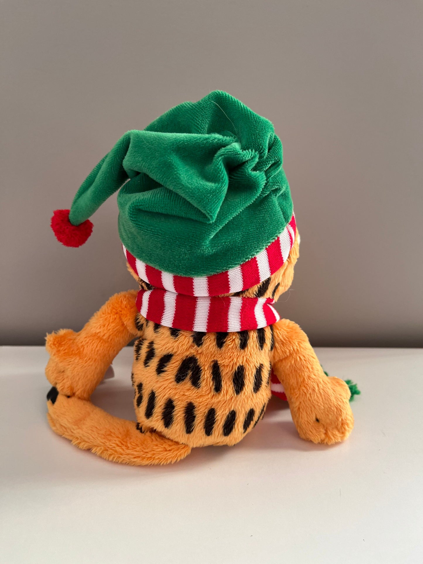 Ty Beanie Baby “Season’s Greetings” the Garfield Cat Wearing Green holiday hat and red scarf (8.5 inch)