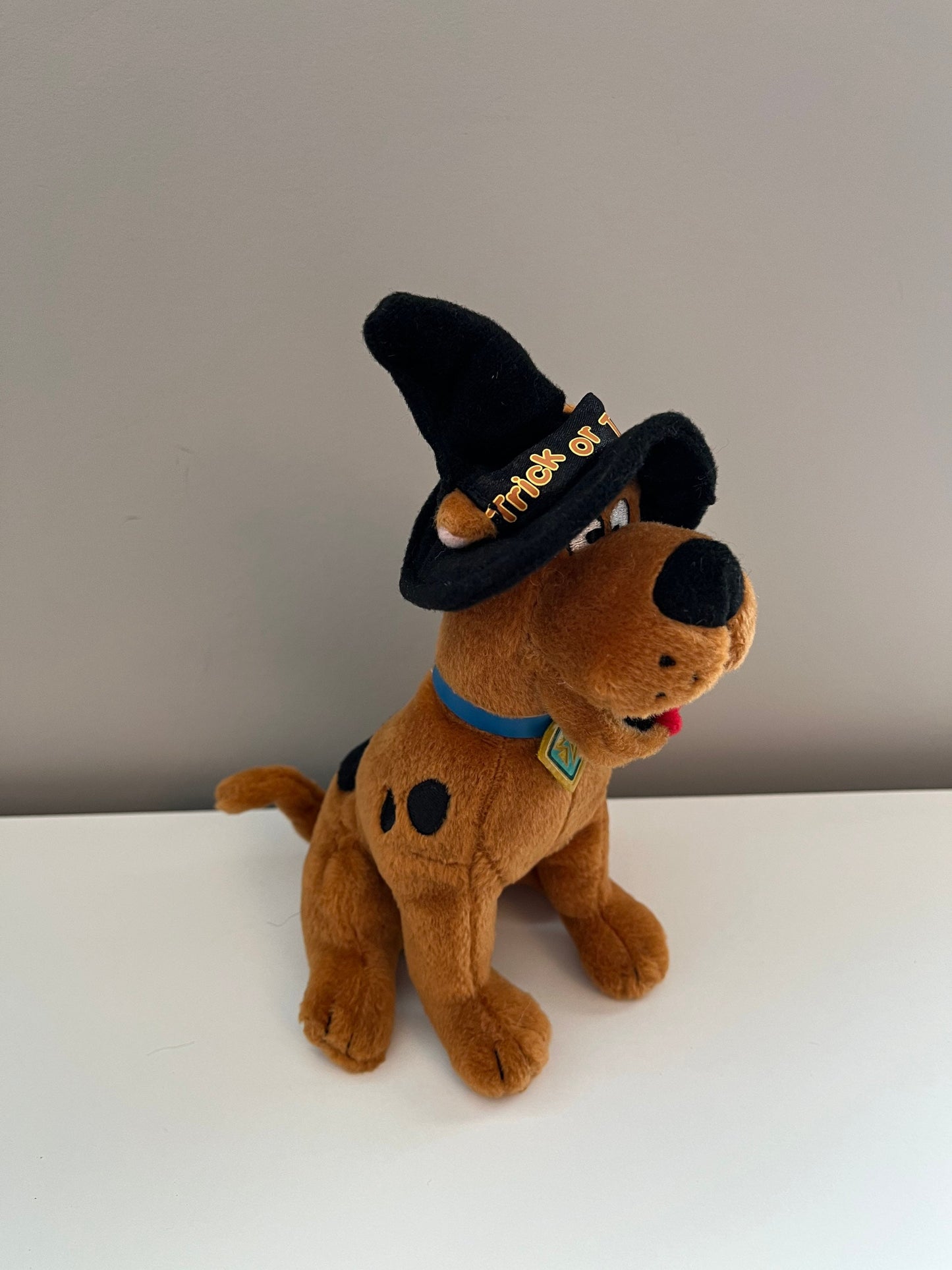 Ty Beanie Baby “Scooby Doo” the Dog - Halloween Witch Hat Version (7 inch)