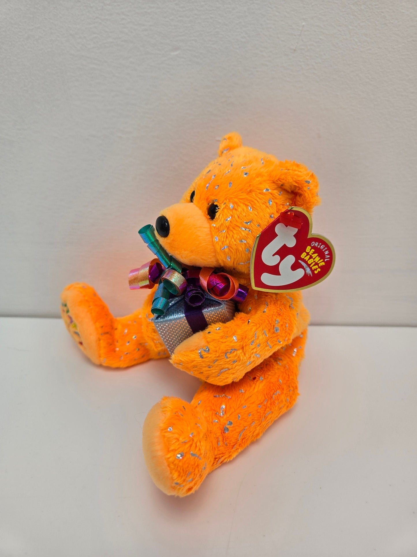 Ty Beanie Baby Orange “Happy Birthday” Bear Holding Present (7.5 inch)