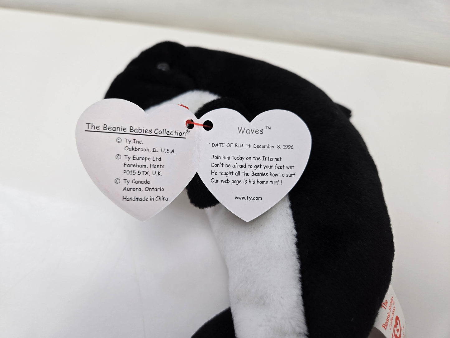 Ty Beanie Baby “Waves” the Black and White Whale  (7 inch)