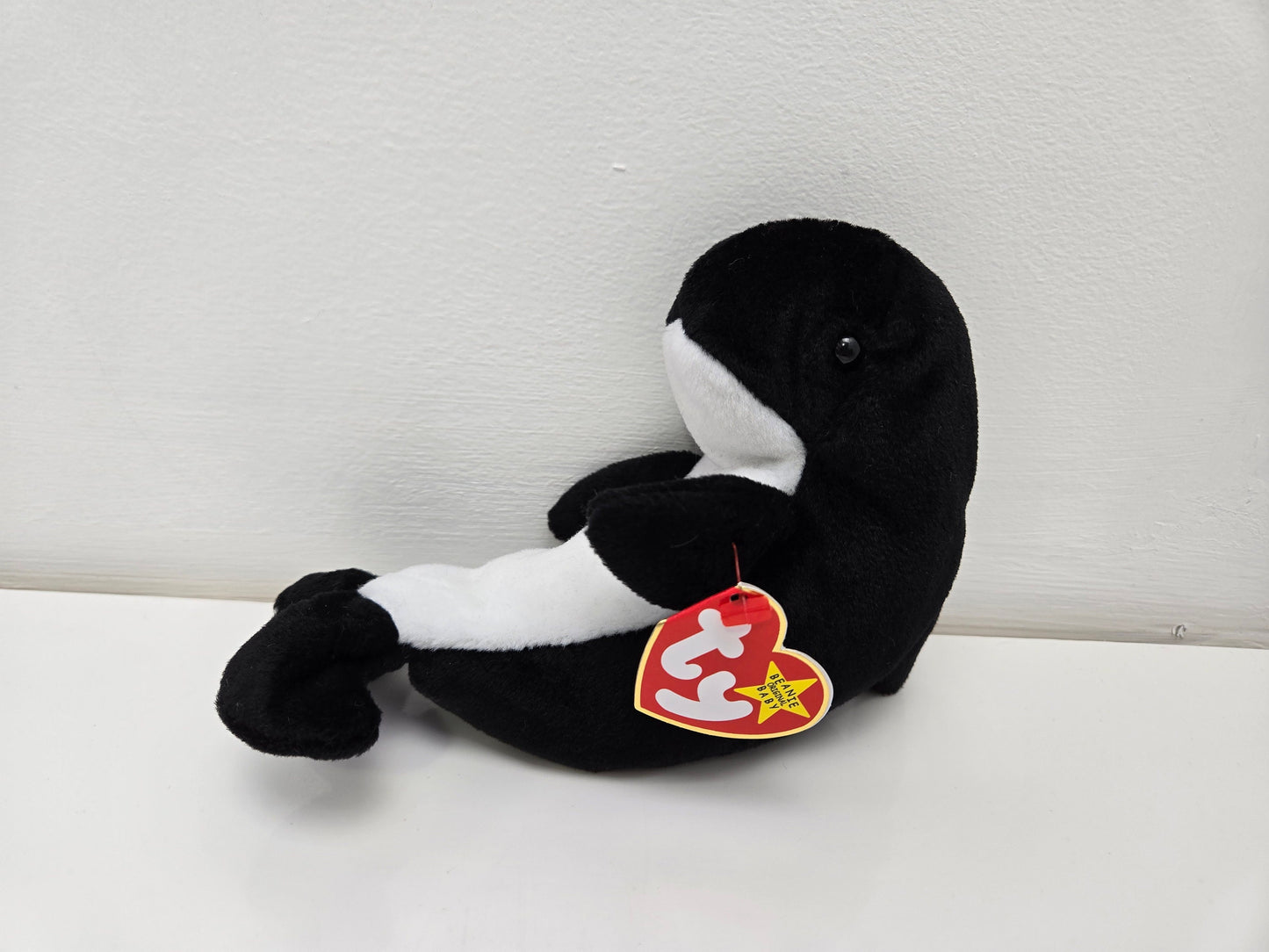 Ty Beanie Baby “Waves” the Black and White Whale  (7 inch)