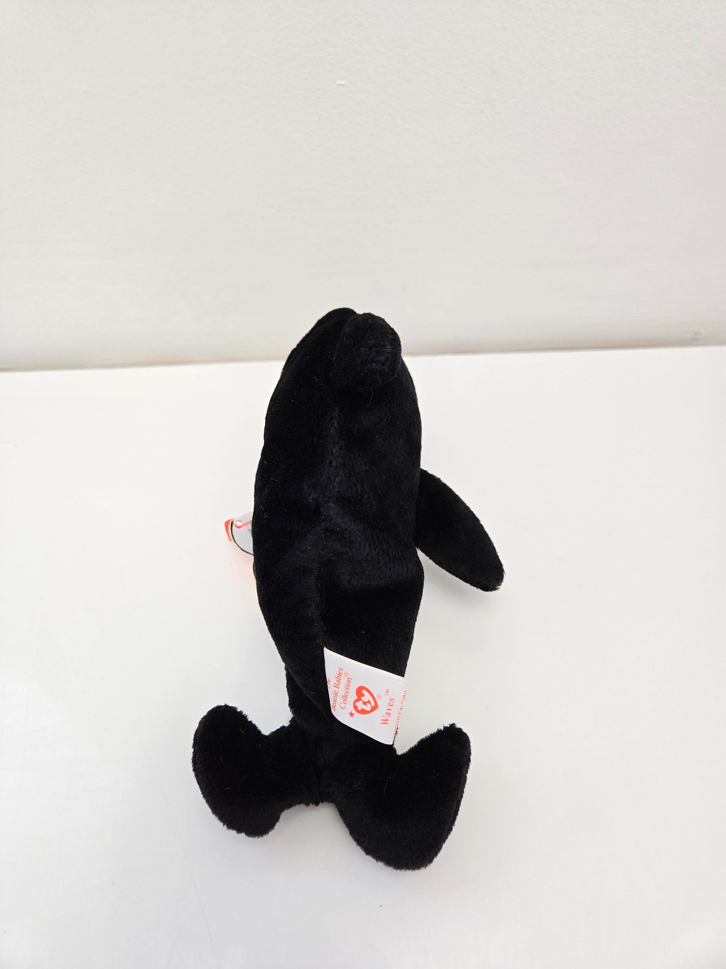 Ty Beanie Baby “Waves” the Black and White Whale  (7 inch)