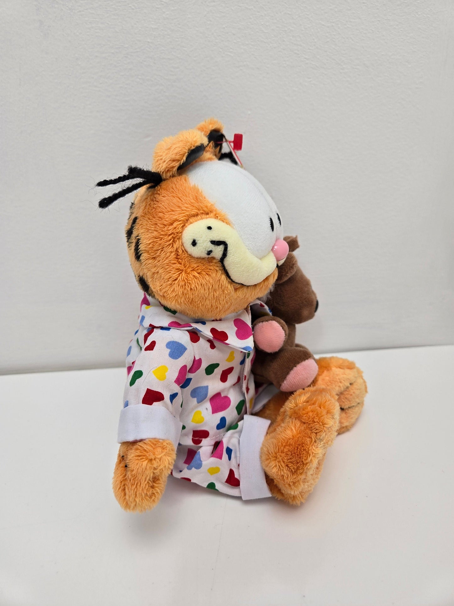 Ty Beanie Baby “Goodnight Garfield” the Garfield Cat Holding Pooky! (9 inch)