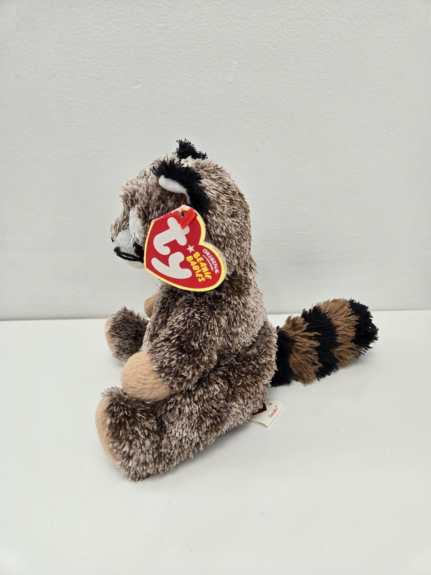 Ty Beanie Baby “Sneaks” the Racoon! (5.5 inch)