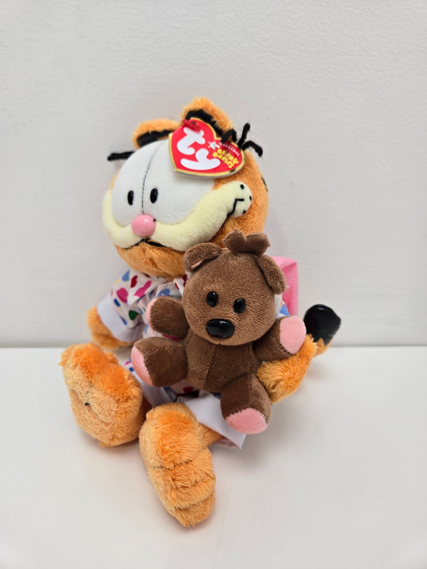 Ty Beanie Baby “Goodnight Garfield” the Garfield Cat Holding Pooky! (9 inch)